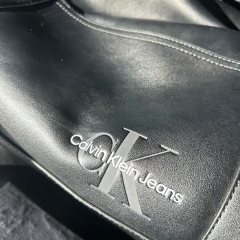 Çanta Alır Almaz İplikleri Çıktı Ve Fermuarı Kısa Sürede Bozuldu