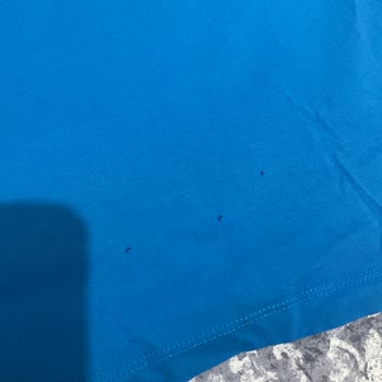 Yeni Alınan Tişörtte Kısa Sürede Oluşan Delikler Şaşırttı