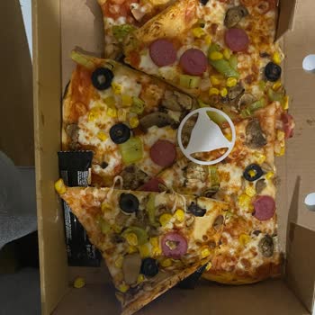 Pizzalar Pide Kutusunda Ve Hamuru Pişmemiş Geldi