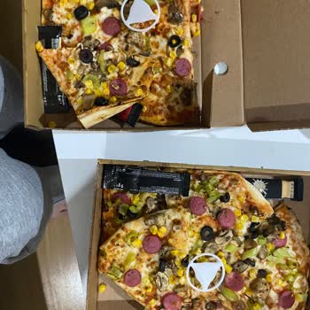 Pizzalar Pide Kutusunda Ve Hamuru Pişmemiş Geldi