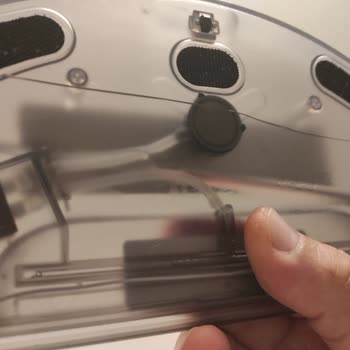 @robotsupurgeservisiniz Su Haznesi Çatlamış Şekilde Geldi