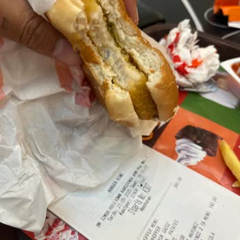 Burger King Tavuk Burgerde Mavi Plastik Parça Şoku