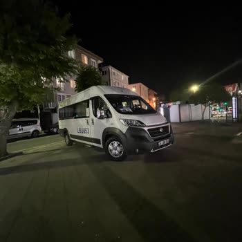 Yapı Kredi Personel Servisinin Kaldırıma Park Etmesi Mağduriyet Yaratıyor