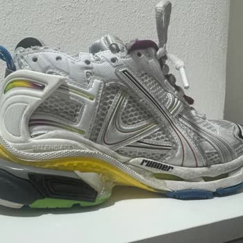 Balenciaga Ayakkabımın Topuğundan Ses Geliyor, Çözüm Sunulmadı