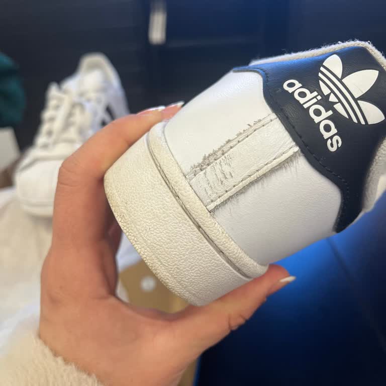 Adidas Yeni Aldığım Ayakkabının Topuğu İki Kez Giymemde Çatladı