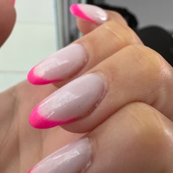 Sirena Nail Studio Manikür Yapmasını Bilmiyor