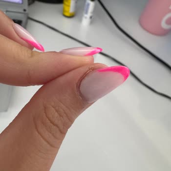 Sirena Nail Studio Manikür Yapmasını Bilmiyor