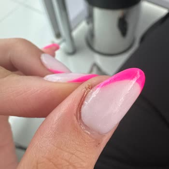 Sirena Nail Studio Manikür Yapmasını Bilmiyor