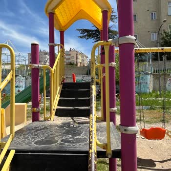 Fatih Parkında Güvenlik Ve Temizlik Sorunu Çocuklar Tehlikede