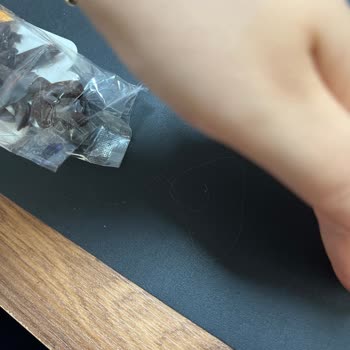 Aquila Chocolate Çikolata İçinden Kadın Saçı Çıktı