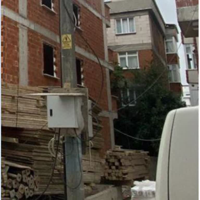 Bina Girişini Kapatan Elektrik Direği Taşınmıyor
