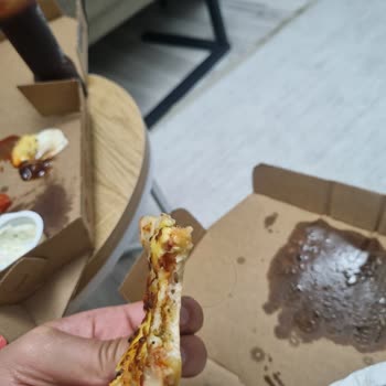 Hamilelikte Yaşanan Hijyen Şoku: Pizzadan Uzun Saç Çıktı!