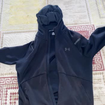 Under Armour Hırkada Kısa Sürede Renk Solması Ve Kırmızılaşma Sorunu