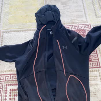 Under Armour Hırkada Kısa Sürede Renk Solması Ve Kırmızılaşma Sorunu