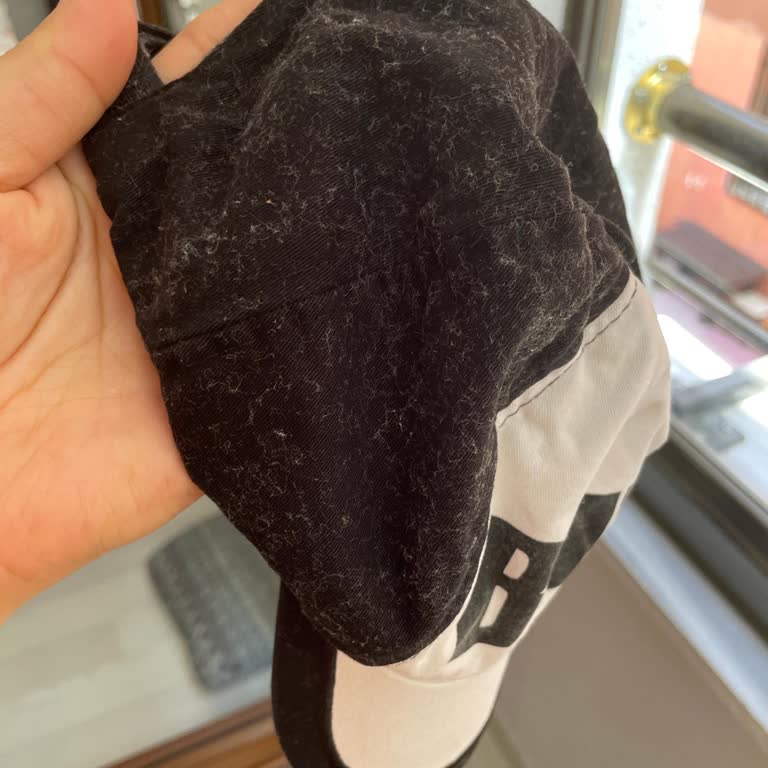 Aldığım Şapka Kısa Sürede Tiftiklendi Ve Toz Topluyor