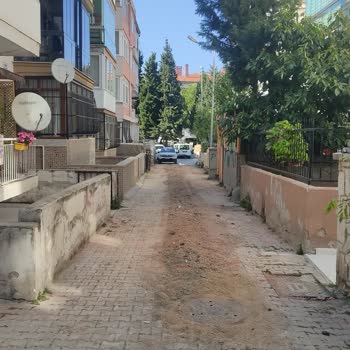 Belediyenin Altyapı Sonrası Sokakta Tehlike Yaratan Mıcır Ve Yarım İş