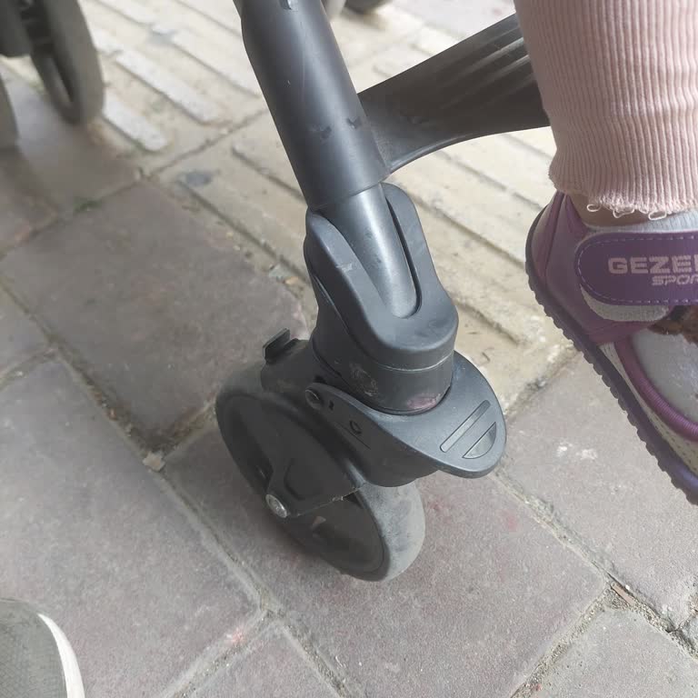 Chicco Lite Way Plus Bebek Arabasının Ön Tekerlekleri Sürekli Takılıyor