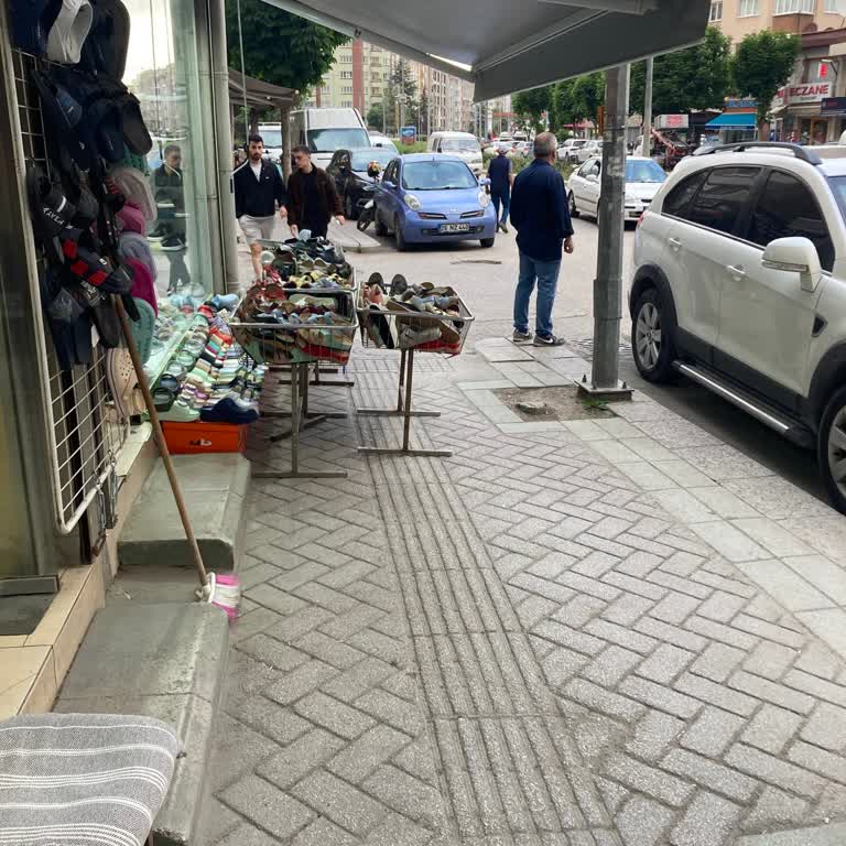Kaldırımların Esnaf Tarafından İşgal Edilmesi Ve Denetim Eksikliği