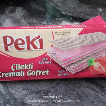 Aldığım Çilekli Gofretin Üzerinde Siyah Lekeler Ve Kötü Koku Vardı