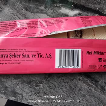 Aldığım Çilekli Gofretin Üzerinde Siyah Lekeler Ve Kötü Koku Vardı