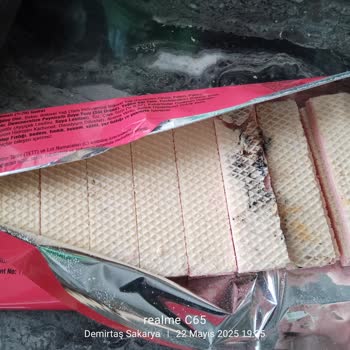 Aldığım Çilekli Gofretin Üzerinde Siyah Lekeler Ve Kötü Koku Vardı