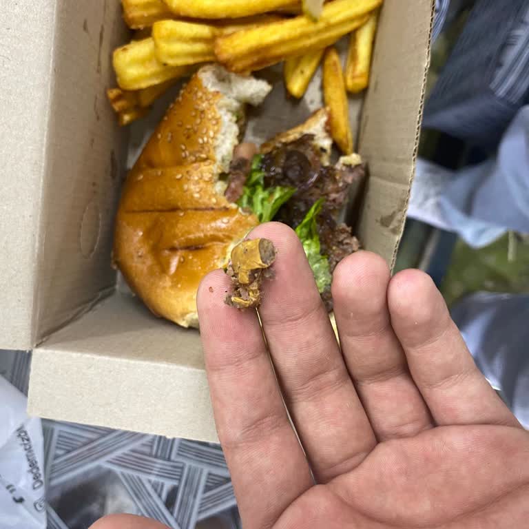 Dedem Kasap Cızbız Burger'den İzmarit Çıktı!