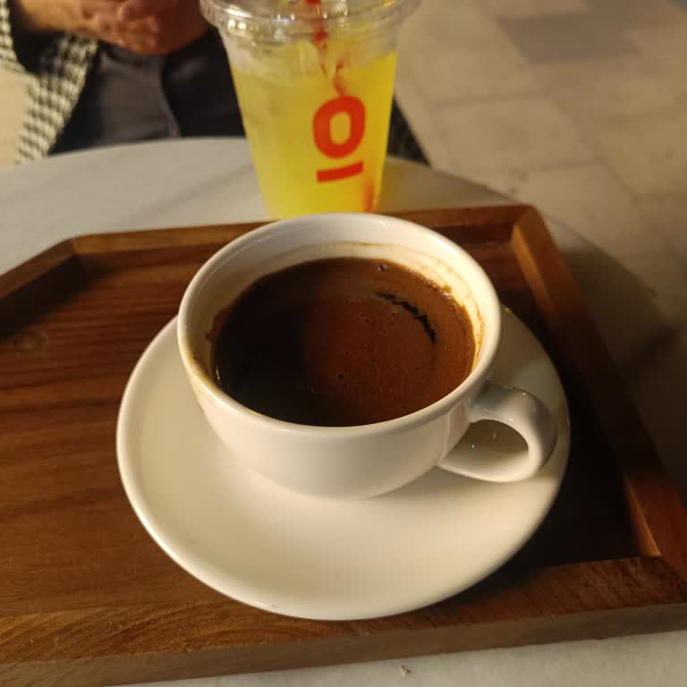 Espresso Lab'da Türk Kahvesi Yanında İkram Eksikliği