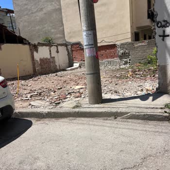 Okul Yakınında Güvensiz Terkedilmiş Ev Çocuklarımızı Tehdit Ediyor