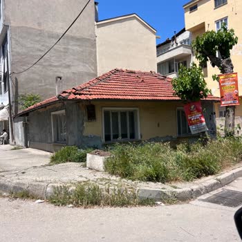 Okul Yakınında Güvensiz Terkedilmiş Ev Çocuklarımızı Tehdit Ediyor