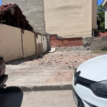 Okul Yakınında Güvensiz Terkedilmiş Ev Çocuklarımızı Tehdit Ediyor