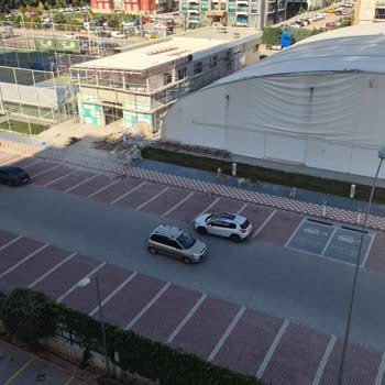 Tenis Kortu Çevresinde Çocuklara Saldıran Köpekler Endişe Yaratıyor