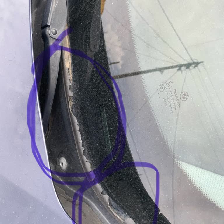 BMW F30 Ön Cam Bakaliti Güneş Nedeniyle Eridi