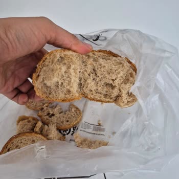 Bayat Ekmek Ve İlgisiz Hizmetle Hayal Kırıklığı