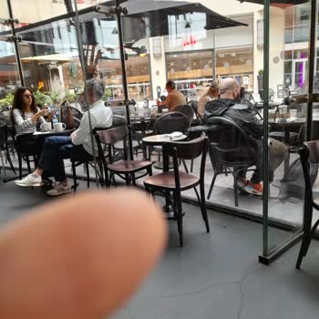 Starbucks um 11 Uhr volle Tische, keine Reinigung, Kunden werden ignoriert!