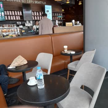 Starbucks um 11 Uhr volle Tische, keine Reinigung, Kunden werden ignoriert!