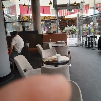 Starbucks um 11 Uhr volle Tische, keine Reinigung, Kunden werden ignoriert!