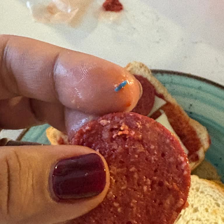 Sucukta Sert Ve Tanımlanamayan Yabancı Maddeyle Karşılaştım, Endişelendim