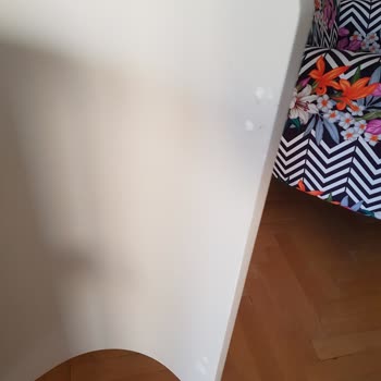 Viev montierte defekte Möbel, beschädigte mein Tischbein, seit Monaten keine Lösung