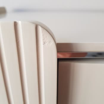 Viev montierte defekte Möbel, beschädigte mein Tischbein, seit Monaten keine Lösung