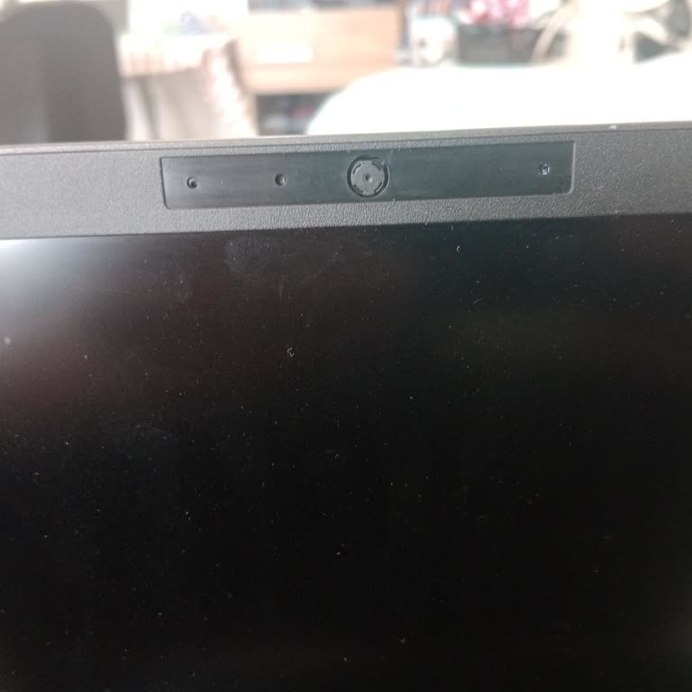 Yetkili Servisin Dikkatsizliği: Kamera Kapağı Takılmamış