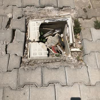 Kırık Superonline Rögar Kutusu Mahallede Tehlike Saçıyor