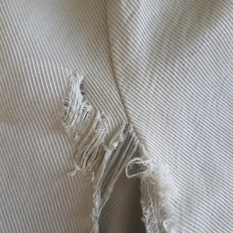 İkinci Giyişte Yırtılan Pantolon Mağduriyeti