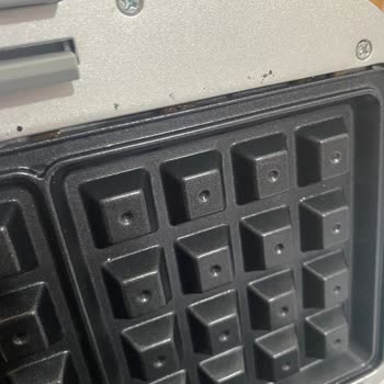 Solicito devolución de Waffle Maker Ariete tras desprendimiento en primer uso