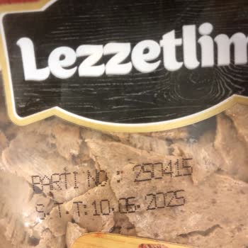 Tarihi Geçmiş Ürün Ve İlgisiz Mağaza Çalışanları