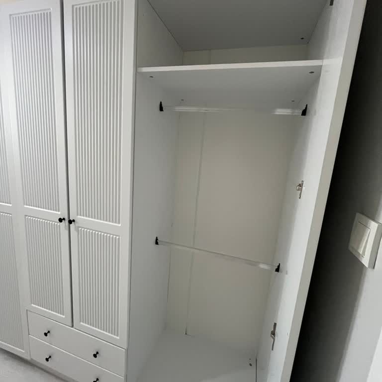 I Regret Buying a Cabinet From Vivense Because It Arrived With Missing Hinges