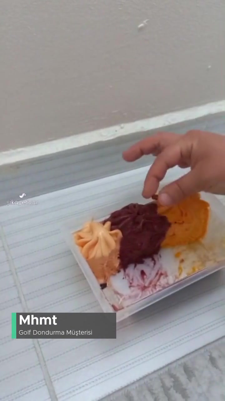 Golf Dondurma İçerisinden Plastik Parça Çıktı videonun kapak resmi