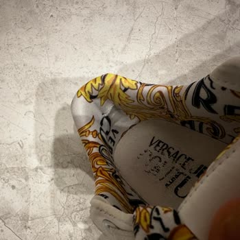 Versace Sneaker'ın Topuk Kısmı Kısa Sürede Yırtıldı