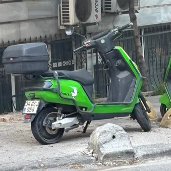 Kaldırımı İşgal Eden Martı Mobiletler Ve İlgisiz Müşteri Hizmeti