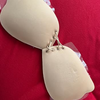 Penti Yapışkanlı Sütyen Hayal Kırıklığı: Yapışmıyor ve Kullanılamıyor