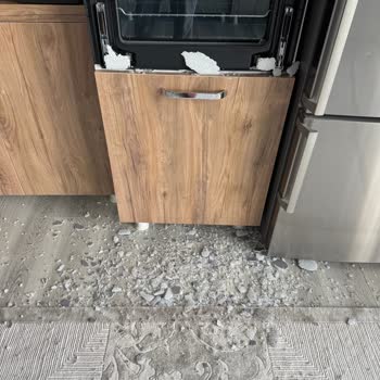 Fırın Camı Kendiliğinden Patladı, Servis Çözüm Sunmuyor